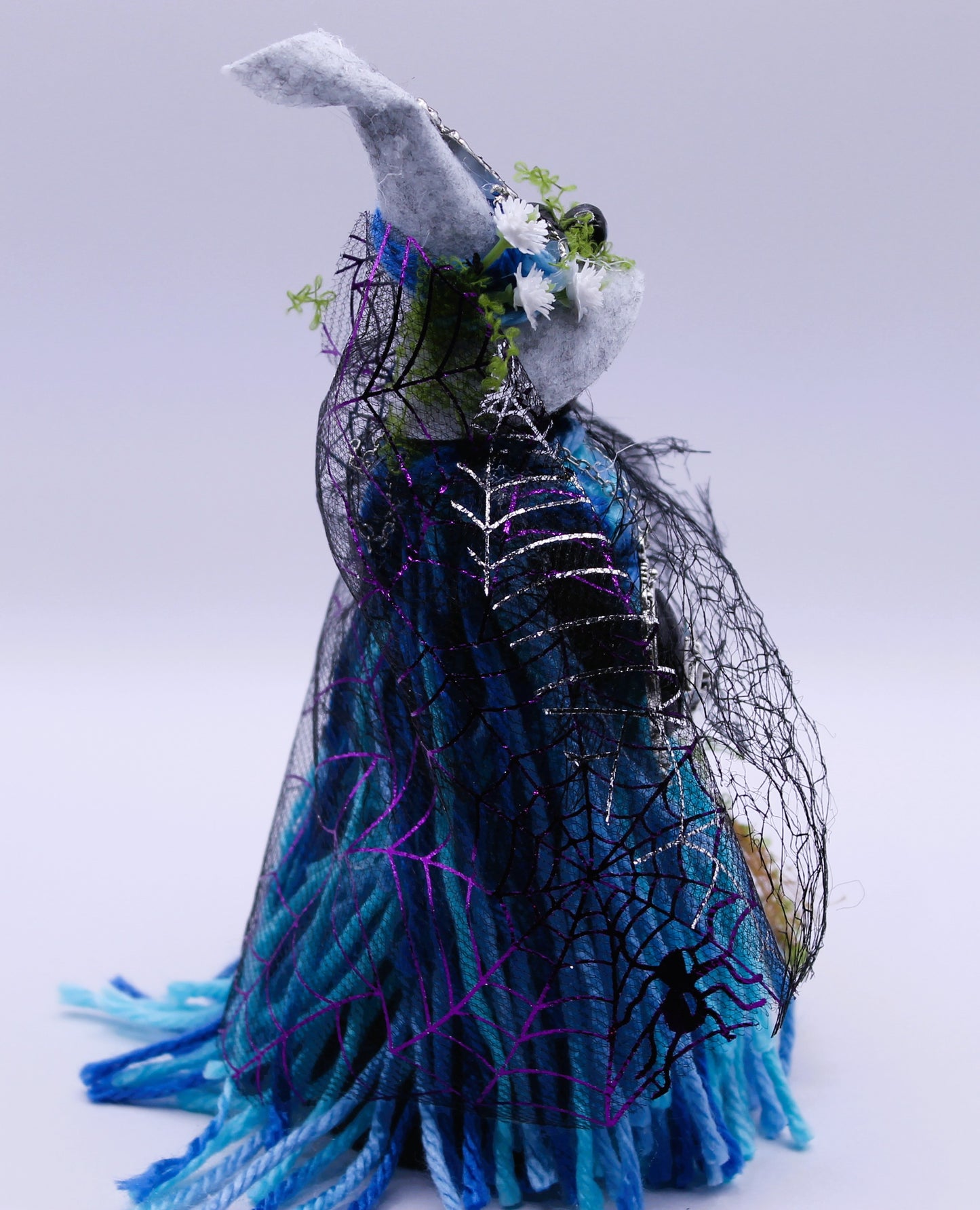 Mistress Moonthread witch macarbe decor